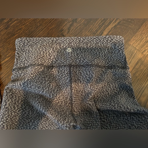 Lululemon leggings size 4 - Picture 2 of 2